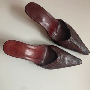 Vintage klackskor - Vinröda/bruna vintage klackskor i läder/fakeläder. Köpte second hand och inte använda av mig, sulan ser helt oanvänd ut så de kan ha sulats om. Lite för små för mig strl 39. Kan mötas upp i Göteborg eller frakta mot betalning❤️