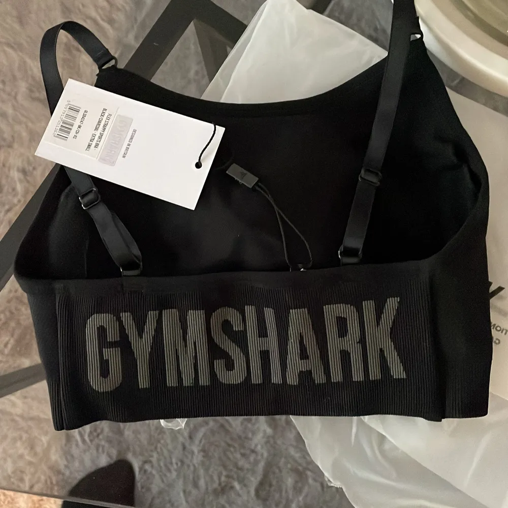 Säljer en sport-bh från gymshark i storlek XS! Inte använd med pris kvar! Har sänkt priset! . Övrigt.