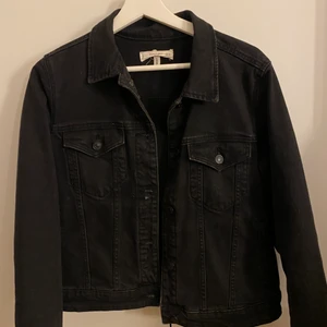 Jeansjacka - Jag säljer min svarta jeansjacka på grund av att den inte används:) Den är i storlek L men känns mer som en M 