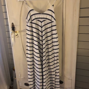 randig maxiklänning sommarklänning  - Blå och vit randig sommarklänning maxiklänning från Svea. Strl small. Mjukt härligt tyg och reglerbara axelband. 