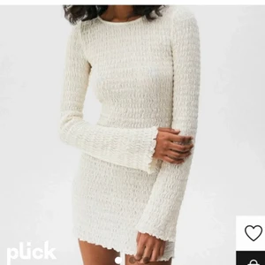 Pull&bear klänning - Lägger ut igen i förhoppning att den för mer uppmärksamhet! Säljer denna super snygga tajta klänning med vida armar som aldrig är använd! Köptes här på plick för 500kr. Slut i alla storlekar förutom L-XL! Bjuder på frakten ☺️