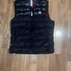 Moncler väst  - Moncler väst kan kanske gå ner i pris