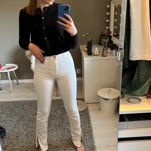 Jeans - Super snygga och sköna jeans från zara i stolek 34! Slits vid sidan av benet. 