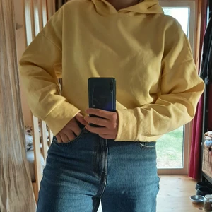 Hoddie gul - 🍋Gul hoddie, magtröja. Storlek:M/L. Med luva/huvtröja🍋