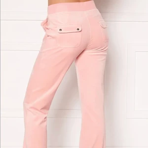 Juicy Coutore  - Söker ett par juicy Coutore byxor i någon färg men inte Vit eller Grå tror jag💓 den sista färgen på bilder tycker jag nog mäst om! Får kosta: 500-700! Men 800 funkar väll kanske också STORLKEK XS HELST 