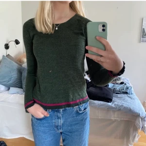 Tröja - Säljer denna fina gröna tröjan med rosa sömmar❤️ skriv privat för fler bilder!!❤️
