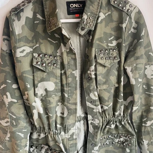 Militärjacka  - Militärjacka i bra skick! Aldrig använt! Från only. #militärjacka #only #stockholmsstil