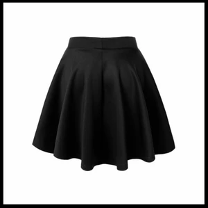 Svart kjol - Söt svart kjol🖤 supersöt under en hoddie! Säljer för ett rimligt pris så går alltså att diskutera, storlek xs-s