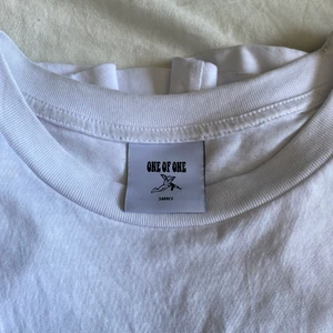 One of one t shirt - Säljer min otroligt snygga one of one t shirt i rhinestones. Alla stenar är kvar! Den är storlek small men den är ganska stor i storleken. Kom med bud. Jag kan också tänka mig att byta!