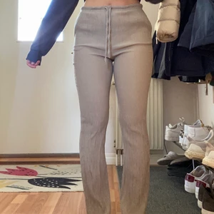 Sommarbyxor beige/grå - Säljer dessa snygga och sköna byxorna ifrån Zara. Köpta förra sommaren men aldrig använda! 200kr + frakt 66kr