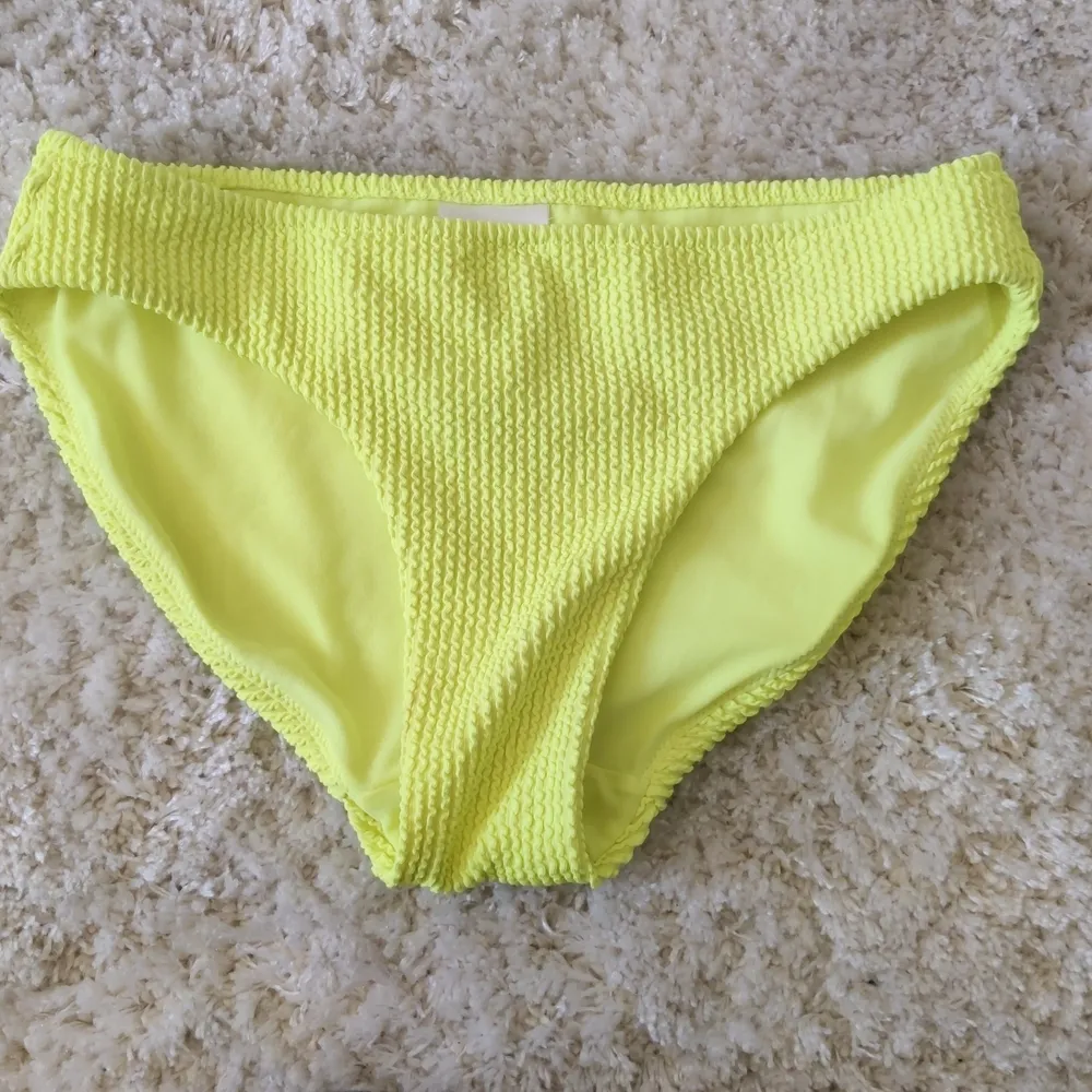 En oanvänd bikini underdel i en gul jätte fin färg🙂. Övrigt.