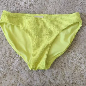 En oanvänd bikini underdel i en gul jätte fin färg🙂