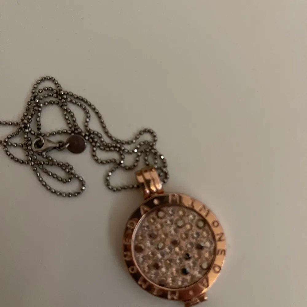 Fint lite längre halsband från Mi moneda i storleken M i roséguld med utbytbara mynt. . Accessoarer.