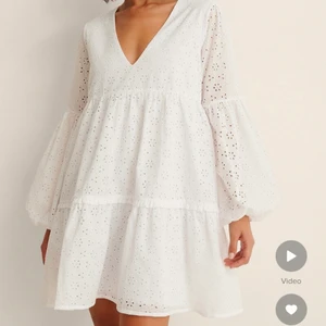 Vit klänning - Säljer denna superfina, oanvända vita klänning från NA-KD, då den tyvärr inte passade mig 💖 Lapparna sitter kvar. Köparen står för frakt (57 kr) 
