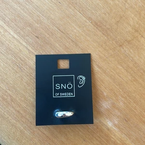 Earcuff - Oanvänd earcuff från snö of Sweden. Nypris 149kr