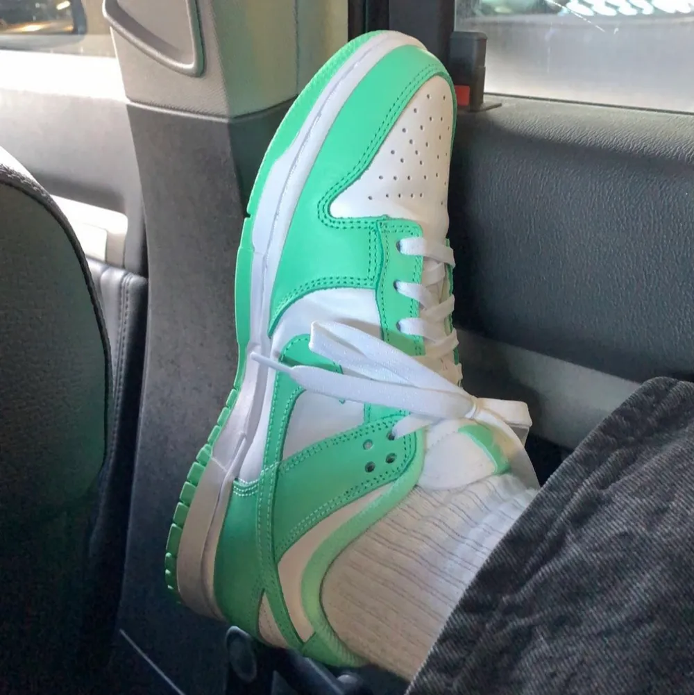 Nike dunk low i färgen green glow. Köpta förra sommaren och sparsamt använda. Fint skick.. Skor.