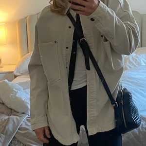 Jeans jacka - Säljer min skitfina jeans jacka ifrån zara eftersom att jag inte använder den. Helt oanvänd och lapp kvar! Stlk xs men passar allt från xs-m! 