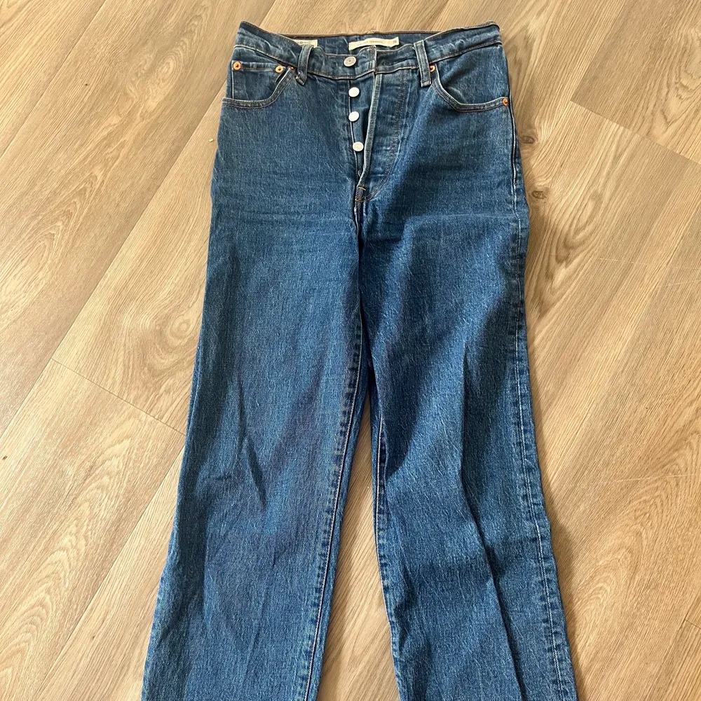 Säljer mina relativt nya jeans från Levi!! Köpta för 1100kr och använda endast ett fåtal gånger. De är mer klarblåa än på bilderna. Frakt tillkommer 🌸. Jeans & Byxor.
