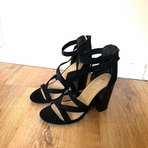 Klackar - Snygga klackar från Shein använda typ 1-2 ggr! Lite små repor på klacken (se sista bilden)  inget man ser eller tänker på när man har dom på sig! Annars är dom i ny skick😊 Storlek 38