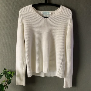 Vit stickad tröja - Säljer nu min fina vita stickade tröja från Maison De Helene i storleken S (passar även M). Den är i nyskick och använd ca 1-2 gånger💖☺️