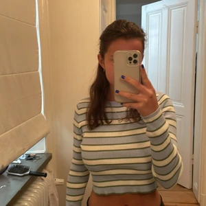 Tröja  - Säljer denna tröja från zara som ja har klipp av lite 