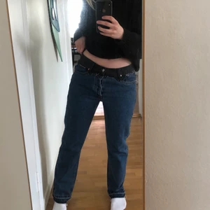 Jeans från Ö till A - Coola jeans, märket är ”från Ö till A”. Står ingen storlek men skulle uppskatta de till en S då midjemåttet är ca 82 cm. Low eller mid waist lite beroende på hur man vill ha dem. 💖 