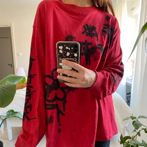 Långärmad  - Röd oversized långärmad med tryck. Mjukt t-shirt material. Skicka privat vid frågor eller intresse☁️