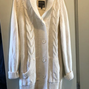  stickad kofta  - Jätte fin stickad kofta. Det är fickor på den, nästan helt oanvänd. 