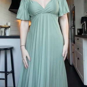 BALKLÄNNING - Den finaste klänningen från ASOS i en otroligt fin färg, helt oanvänd, lappar kvar och med otroligt fint fall. Säljer då jag inte kommer få användning för den. Strl 38 🤍🤍 har stretch och ingen dragkedja så kan även passa en 40🥰 (helt slutsåld på hemsidan)