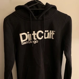 DirtCult - Fin hoodie ifrån DirtCult i strl M, skulle även passa S skulle jag säga. Ej använd många gånger! Säljes pga ej kommer till användning och inte min stil längre! Köparen står för frakten!🌸💘