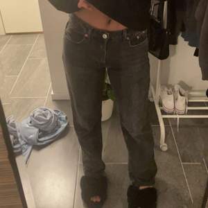 Säljer mina trendiga gråa Zara mide-rise jeans i strl 36 då dem inte kommer till så mycket användning, perfekta i längden och jag är 168cm lång🖤 köparen står för frakt!!