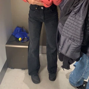 Zara jeans - Säljer dessa FAVROITER då dom blivit försmå, dessa har jag haft sen i september men har bara legat i garderoben i 4-5 månader. Dom är köpta igen zara men har klippt dom så dom passar mig (är ca 160) Har däremot köpt ett par likadana i en storlek större nu så dessa kommer jag ha 0 användning av. Så fina och passar verkligen till ALLT. ❤️ (köparen står för frakten)