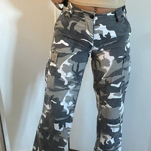 Cargobyxor - Cargobyxor med militärmönster. Riktigt bra kvalité och justerbara i höfterna och anklarna. (Köparen står för frakten) ☀️