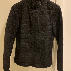 Svart Barbourjacka, quiltad - Snygg Barbour-jacka, quiltad. Svart. Storlek S.  Helt oanvänd. Pris: 700 kr  Nypris: 2300 kr