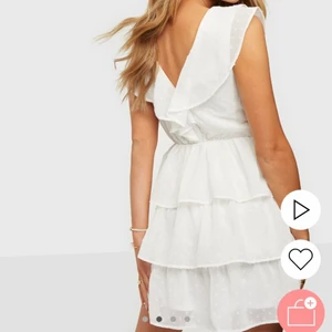 Studentklänning - Den perfekta studentklänningen med volanger.  Endast använd en gång på studenten förra året. köpt på Nelly för 499kr🌷💕