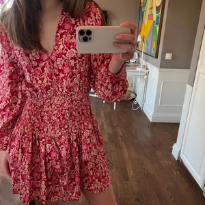 Zara klänning - Klänning från zara köpt i höstas. Alldrig använda med lappen kvar. Storlek S men passar även M. Nypris 559, budgivning i kommentarerna, köp dirrekt för 500❤️