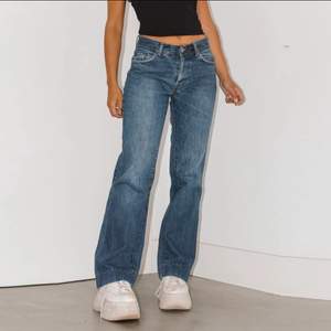Säljer dessa skitsnygga vintage jeansen då dem tyvärr inte passar längre. Midja 37cm, innerbenslängden 75-76cm. Personen på bilden är 163cm lång. Frakt tillkommer💘