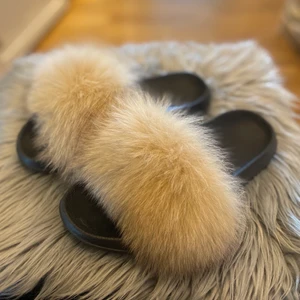 Päls tofflor  - Använda fåtal gånger men fortfarande i väldigt bra skick. Pälsen är äkta. Jättefina till sommaren med en snygg klänning till!