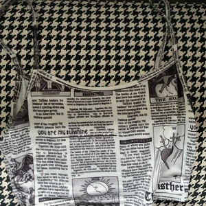 En enkel tidnings liknade tio från shein!😻 - Jag kan tyvärr inte använda den längre den är för stor på mig(den är xs/s)❤️ den är parfect tycker jag o jag har bara använt den 1 gång(den kommer absolut tvättas innan den skickas iväg till en annat hem)🫶🏼 hoppas ni vill köpa den!