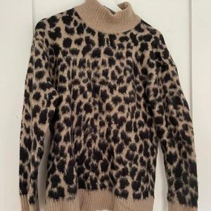 Nakd stickad tröja leopard - Tröjan är i bra skick. Den är oversized och har en hög krage. Väldigt mjuk och skön samt varm