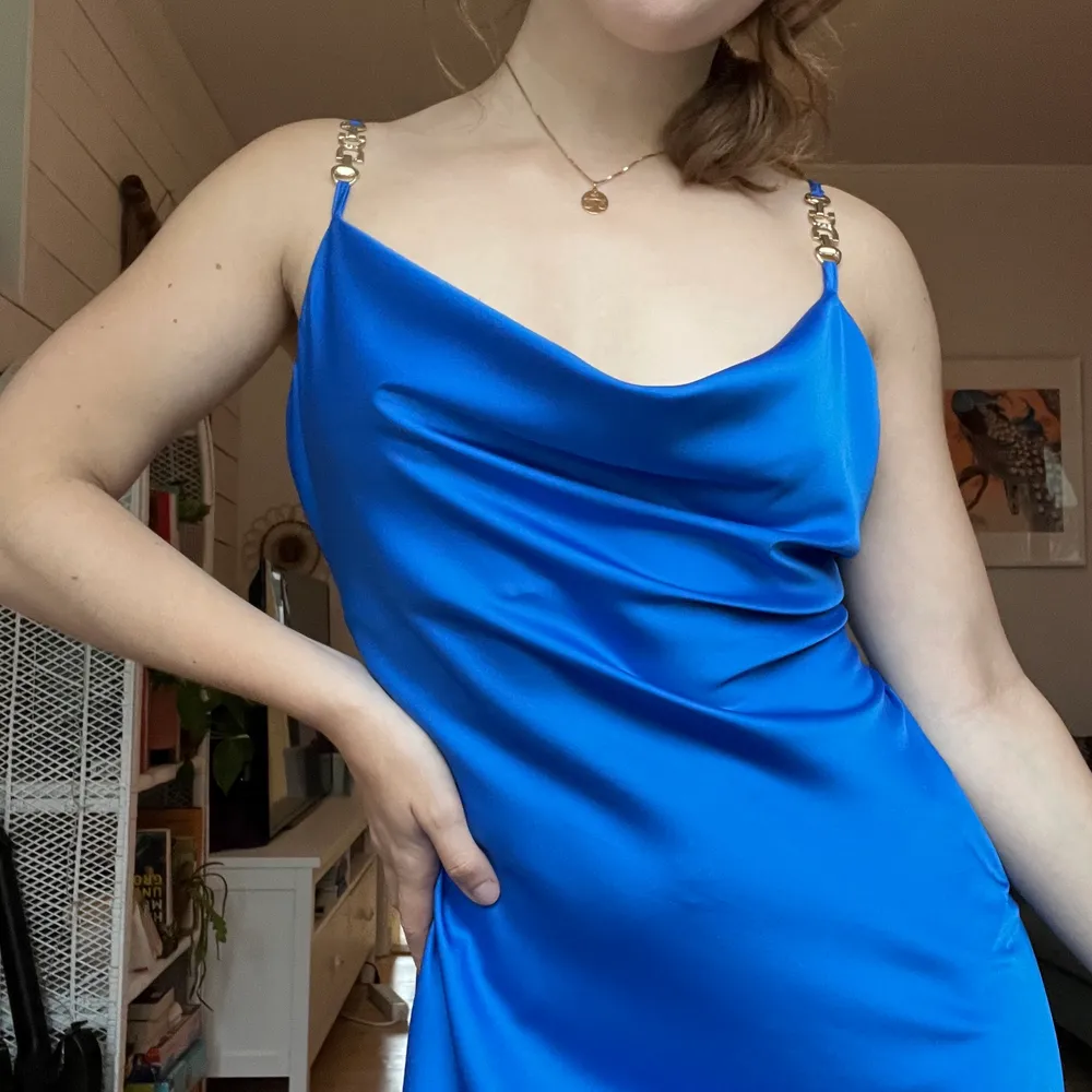 Vacker blå satinklänning i satin eller ” silke ” imitation. Aldrig använd och passar mig perfekt som vanligtvis är XS (storlek 34). Kan möta upp i Göteborg eller frakta :) helt ny med lapp. Köpt för ca 500:-. Klänningar.