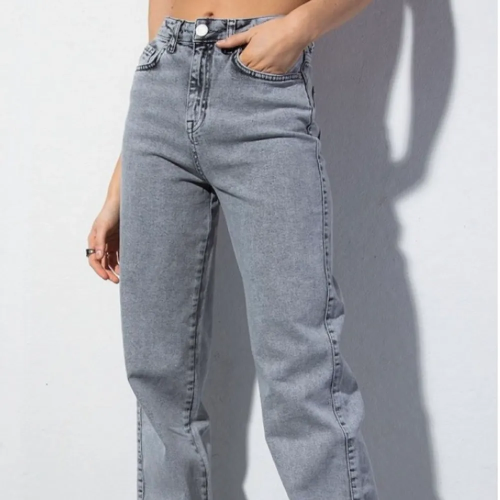 Säljer mina jeans från madlady. Älskar verkligen dessa byxor!! De är i storlek 32 och längd 32 men passar mig som vanligtvis har storlek 34/36. Formar rumpan väldigt bra :). Jeans & Byxor.