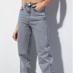 Säljer mina jeans från madlady. Älskar verkligen dessa byxor!! De är i storlek 32 och längd 32 men passar mig som vanligtvis har storlek 34/36. Formar rumpan väldigt bra :)
