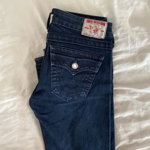 True religion jeans - Skinny trueys, strlk 25 men ganska små ändå. Rhinestones längst sidan. 
