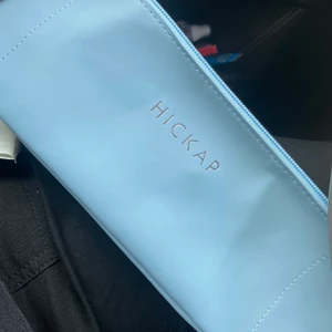 Hickap sminkväska/necessär  - Säljer nu en sminkväska från hickap eftersom jag råkade beställa 2st, den är endast öppnad från förpackningen. Den är stor och rymmer en del💕 nypris 249kr, mitt pris 180kr. Frakt 39kr💕