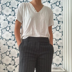 Vit tröja - En basic vit v-ringad T-shirt. Perfekt basplagg från weekday i bomull 🌟