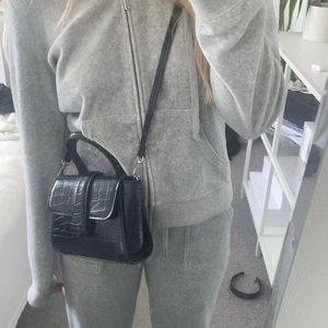 Zara väska  - Väska från zara, super bra skick!! Frakt tillkommer 🤍🤍