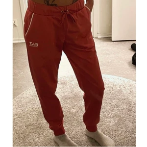 Armani byxor nyskick  - Emporio Armani byxa , rosa  Köpt på JD store  XS … slutsåld färg  Nyskick  Säljer jackan i separat annons