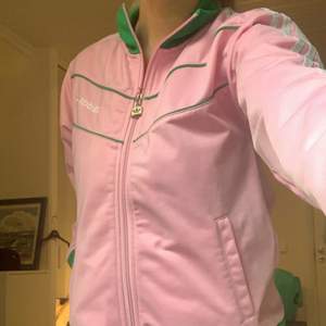 Super snygg  rosa Adidas jacka med gröna och vita detaljer köpt från sellpy, säljer pga att jackan inte riktigt är min stil! Jag själv har aldrig fått någon nytta av jackan. För fler bilder skriv gärna! 🤩 Pris går att diskuteras
