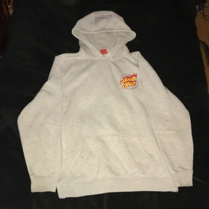 Santa Cruz hoodie - Snygg santa cruz tröja med eld logga. Storlek S men passar som M. Använd men i bra skick. 